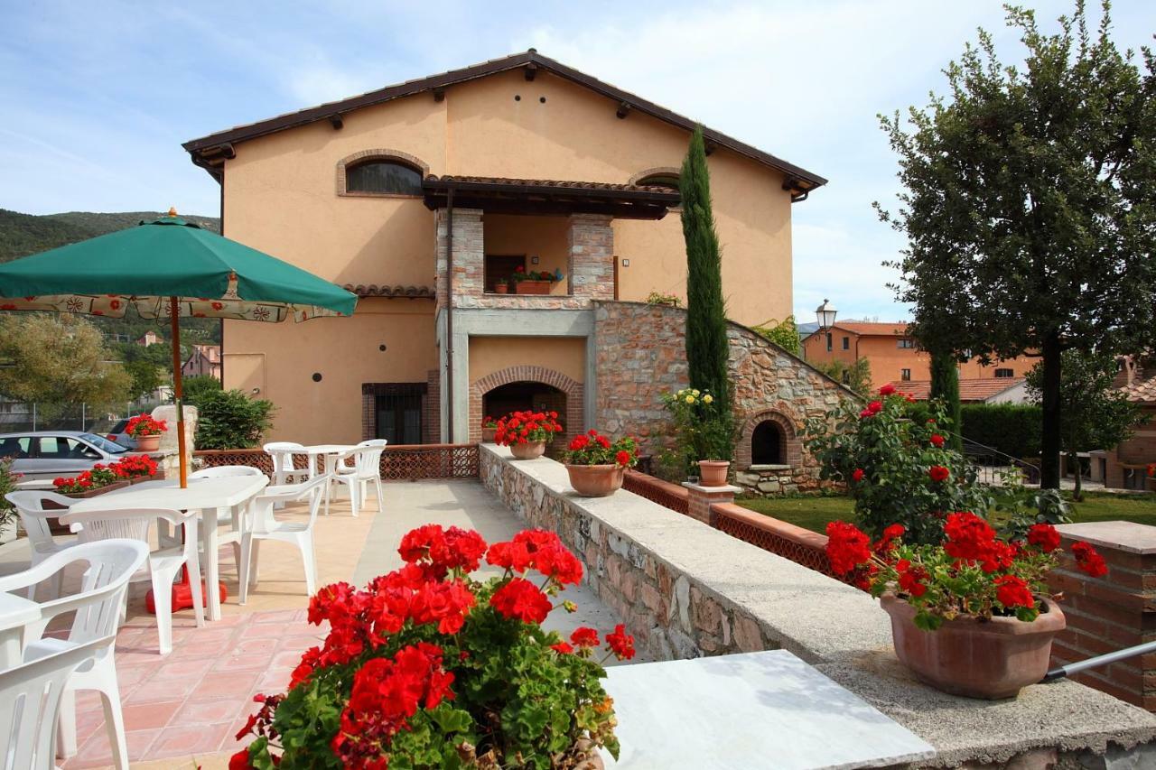 Residenza Le Querce Trilocale Villa Fossato di Vico Buitenkant foto